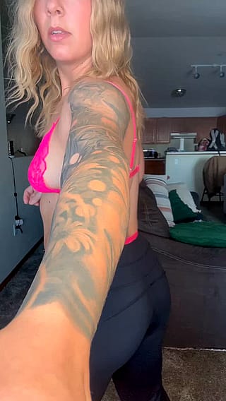 42 yr old mom with the phattest ass in yoga class :)'