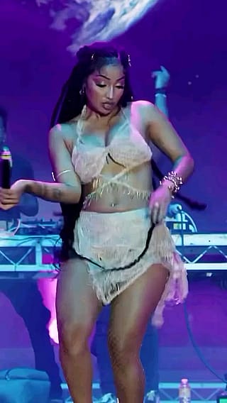 On stage in australia @shenseea'