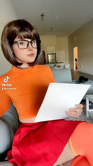 My velma cosplay 🧡❤️👓'