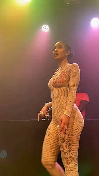 Shenseea got it 😳😍'