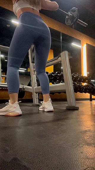 Squat in lululemon leggings'