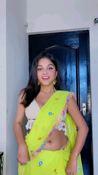 Lewna Deb beautiful navel dance in saree'