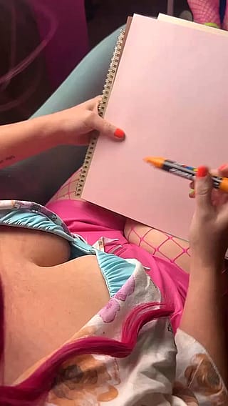 Bimbo drawing huge titties💋'