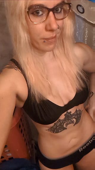 Happy Monday flexing from my closet 🤣 ~Jes'