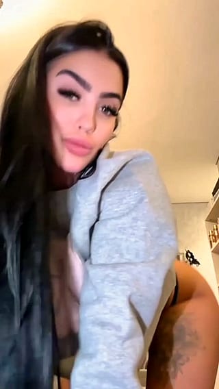 Mirella (@mireella)'
