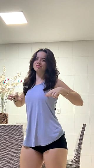 Julia Linhares (@_julialinharess)'
