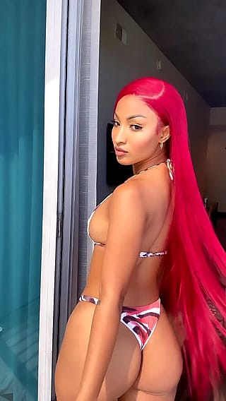 Shenseea in red'